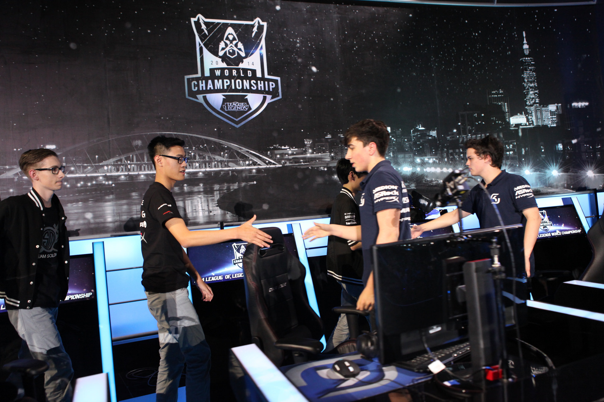 英雄联盟S15全球总决赛冠军战队皮肤正式公布：全新粒子特效打造选手签名版皮肤，参与活动赢取限定表情